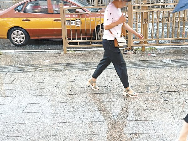 垒富优配 地砖松动翘起 行人容易中招