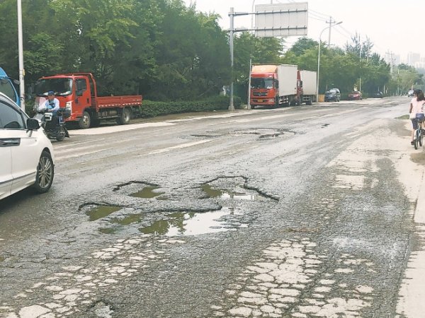 千层金配资 下雨积水路面坑洼，如今又面临断路施工 丰西北里居民出门太难了